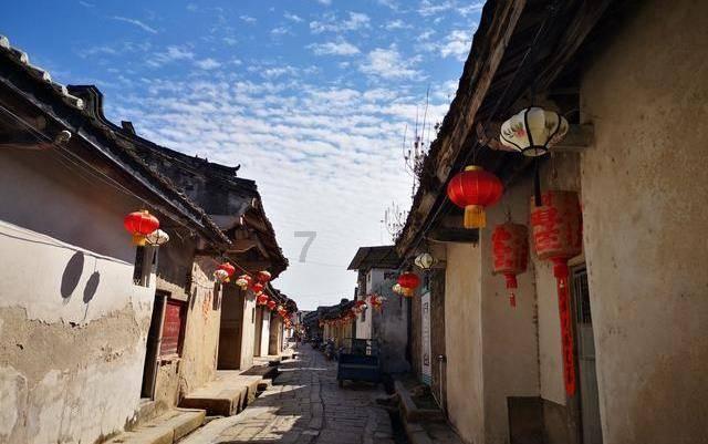 吉首市委编办：新春走访 送“福”到家